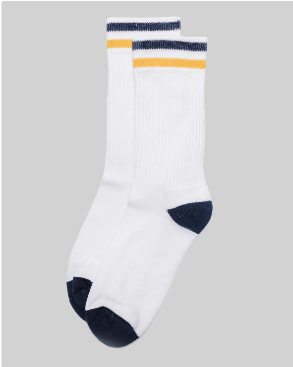 A pair of Ace Rivington American Trench - Kennedy X-Mas white socks displayed against a plain gray background with navy blue toes and heels, featuring two stripes at the top—one navy blue and one yellow. 